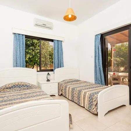 Lela Tria * Paphos